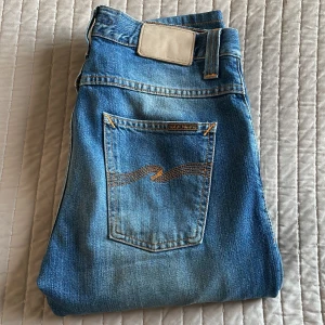 Ljusblåa Nudie Jeans - Säljer nu ett feta par Ljusblåa Nudie Jeans. Dessa är mycket bra skick och använts cirka 5 gånger. Säljs billigt, smidig frakt. 