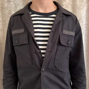 Randig t-shirt från Les Deux - Säljer en svartvit randig t-shirt från Les Deux i storlek XS. T-shirten har klassisk passform, rund halsringning och är tillverkad i mjuk bomull. Perfekt under overshirt eller bara som den är. 9,9/10 skick och storlek XS. Nypris 600