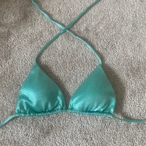 Calzedonia bikini topp - Skit fin bikini topp från Calzedonia som är så somrig när man är brun! Orginal priset är ca 400 och den är inte alls använd och har inte ens rört vatten!💝🌟
