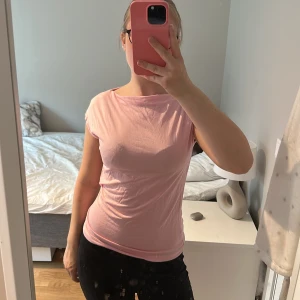 Ljusrosa t-shirt i bomull - En enkel och stilren ljusrosa t-shirt med rund halsringning och korta ärmar. Modellen är tight och passar perfekt till vardags. Tillverkad i mjukt bomullsmaterial för en bekväm känsla. Den är från lager 157 och är helt oanvänd utan prislappen💞💞