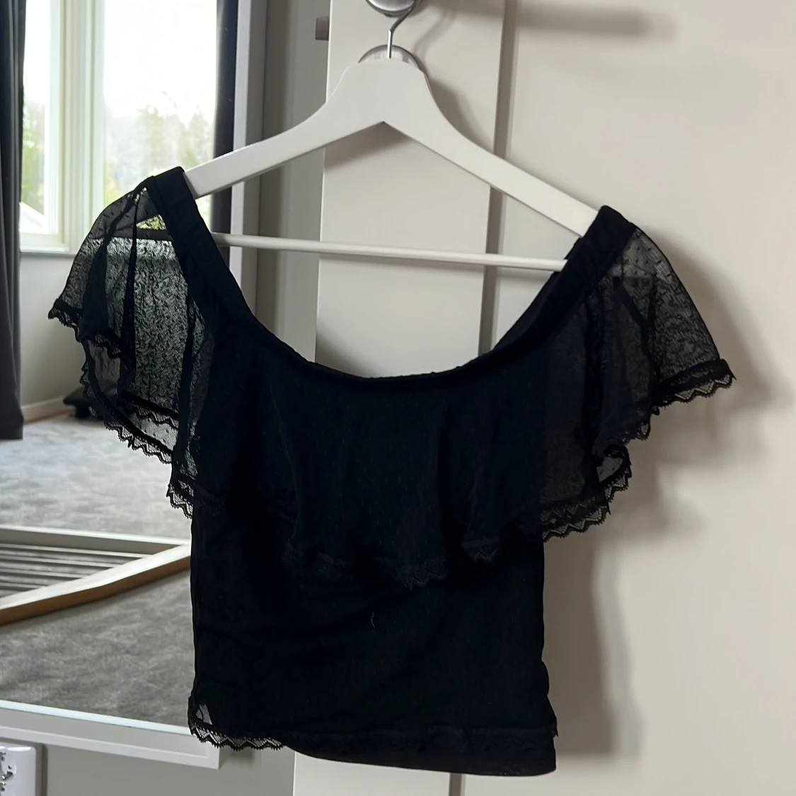 Svart offshoulder topp med volang - 2