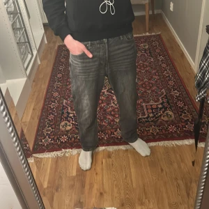 Grå Weekday jeans Space Relaxed Straight - Säljer ett par grå jeans från Weekday, modell Space Relaxed Straight. Jeansen har en avslappnad passform med raka ben och klassisk femficksdesign. Perfekta för dig som gillar en lite lösare stil. Inga hål eller direkter. Pris kan diskuteras!!!