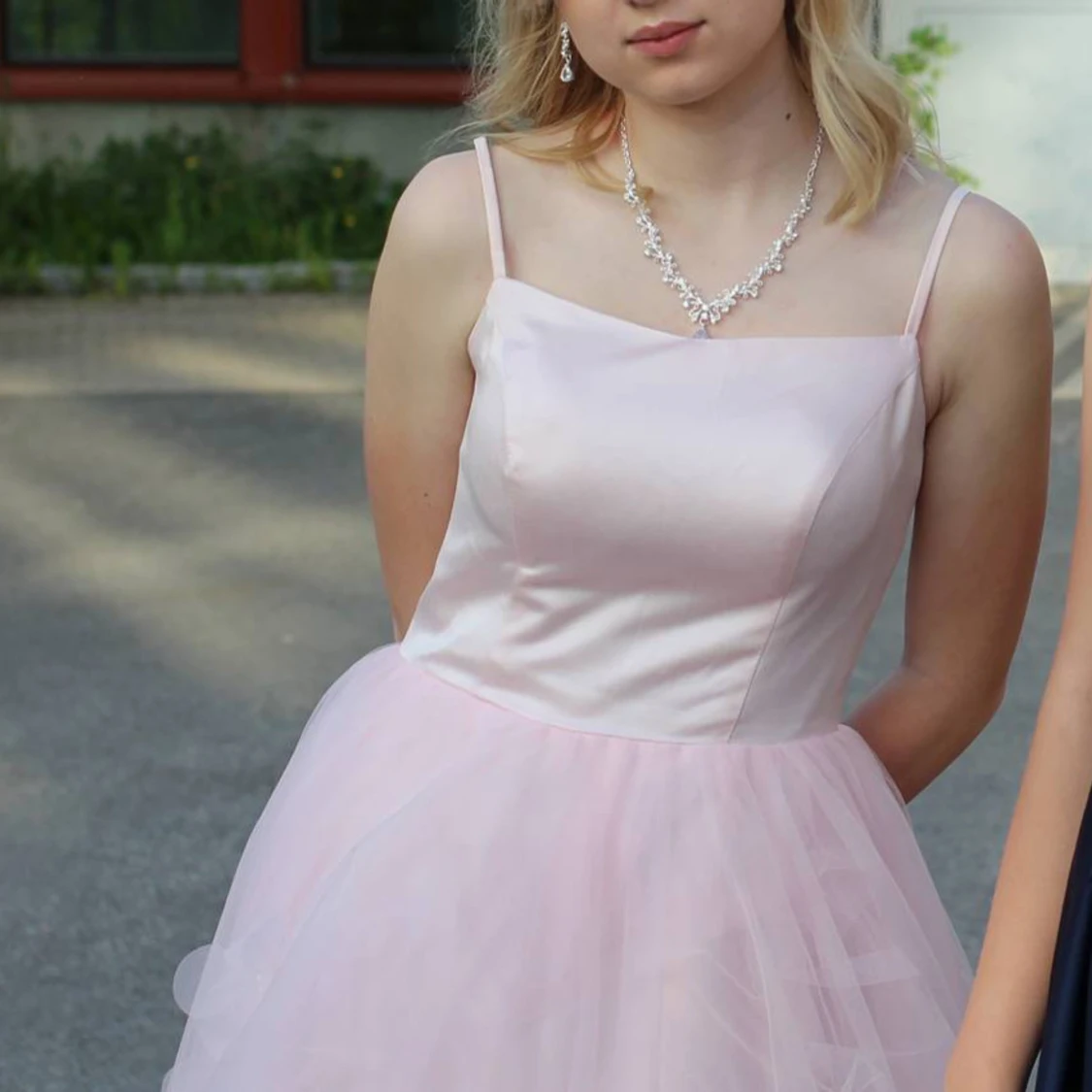 Ljusrosa balklänning med blomdetaljer - 2