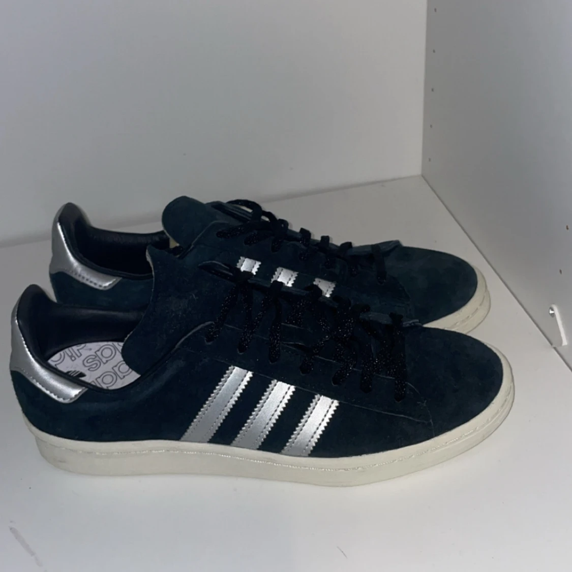 Adidas Campus sneakers med silvriga ränder - 1
