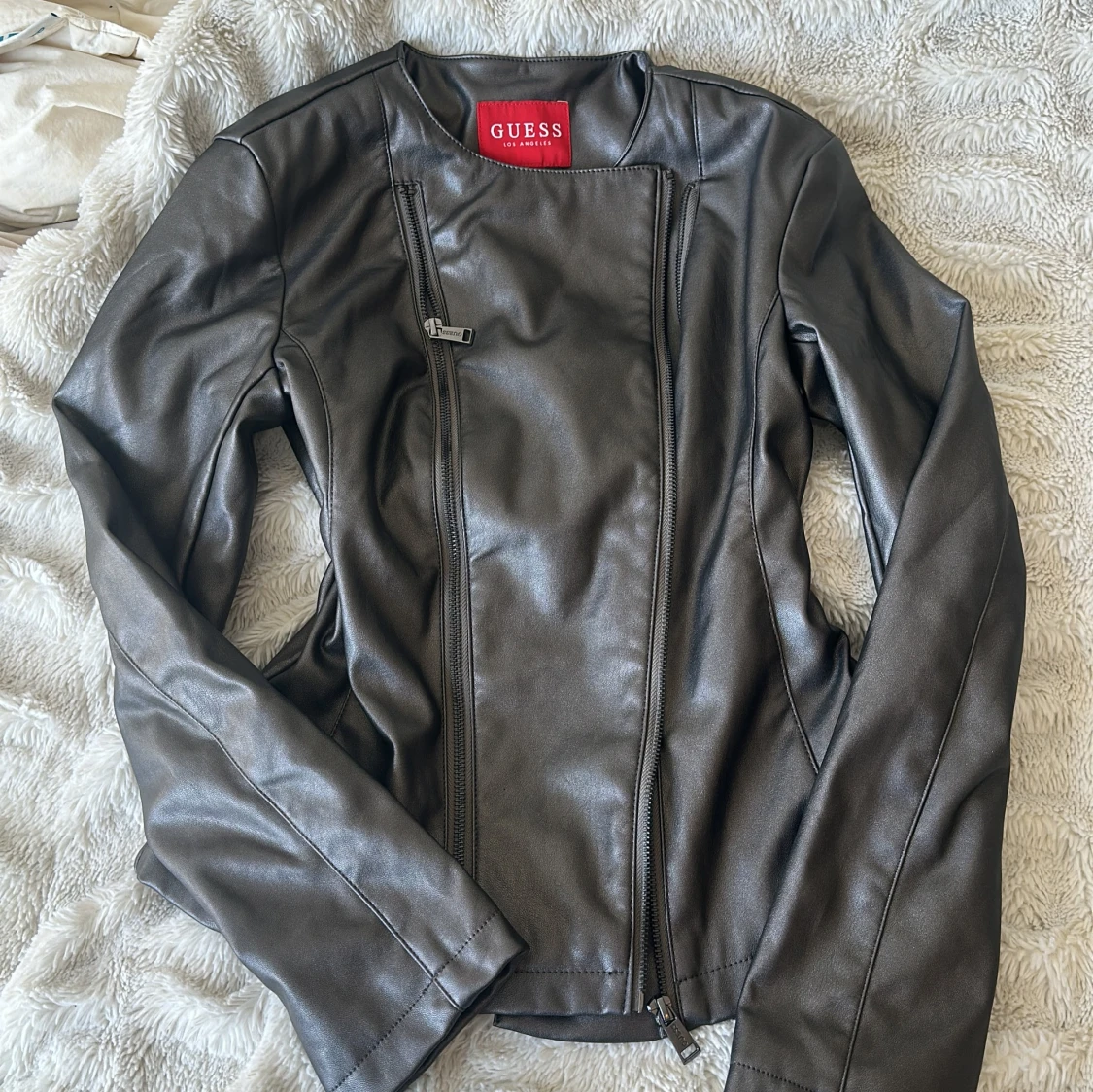 Svart skinnjacka från Guess