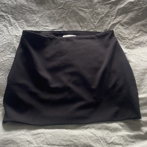 Svart minikjol från Zara - Storlek M. Passar som S🥰dragkedja på sidan.