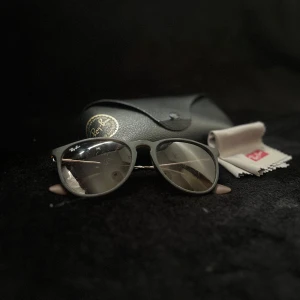 Ray-Ban solglasögon med svart båge - Snygga Ray-Ban solglasögon med klassisk svart båge och mörka glas. Kommer med originalfodral och putsduk. Perfekta för dig som vill ha en tidlös och ikonisk look. Ny pris 2500kr