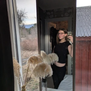 Svart croppad t-shirt - Säljer en svart croppad t-shirt med rund halsringning. Enkel och stilren design utan synliga mönster eller detaljer. Perfekt till jeans eller kjol för en avslappnad look.🤍