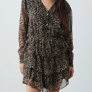 Klänning - Leopardmönstrad klänning med volanger. Helt ny med prislapp. Kolla gärna in mina andra annonser!