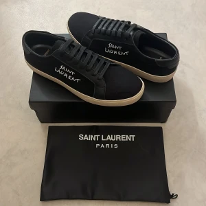  Saint Laurent skor  - Helt nya oanvända 10/10 skick. Storlek 43. Kvitto finns kvar. Pris kan diskuteras 🙌