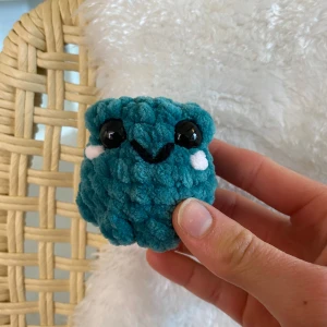 Virkad groda (handgjord) - Säljer denna lilla söta virkade grodan som jag har gjort själv. Säljer även på instagram, @teastyyle💘🌸