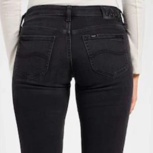 Svarta jeans från Lee - original pris 1099kr, säljer då de är för små. skriv för frågor! är 167 cm