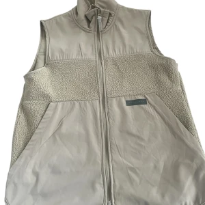 Grön väst - Still ren väst som är perfekt nu för sommaren.