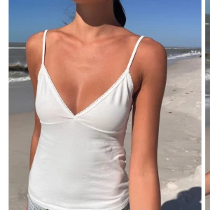 Söt topp från Brandy Melville - Super sött linne ifrån brandy med spets detalj. Helt nytt skick o säljer då den tyvärr inte kommit till användning. Storlek xs/s💗💗💗