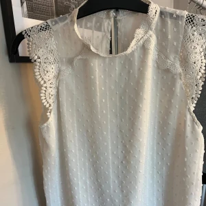 Blus - Fin vit blus från Shein, säljer för den aldrig kommer till användning. Den har en liten fläck som knappt syns annars är den i bra skick💗