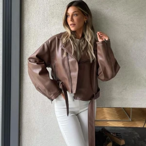 Bianca X Nelly Brun Jacka - Säljer en brun skinnjacka från Bianca X Nelly med croppad passform och bälte i midjan. Jackan har dragkedja framtill, klassisk krage och långa ärmar. Använd fåtal gånger. Perfekt för dig som vill ha en trendig och stilren look.