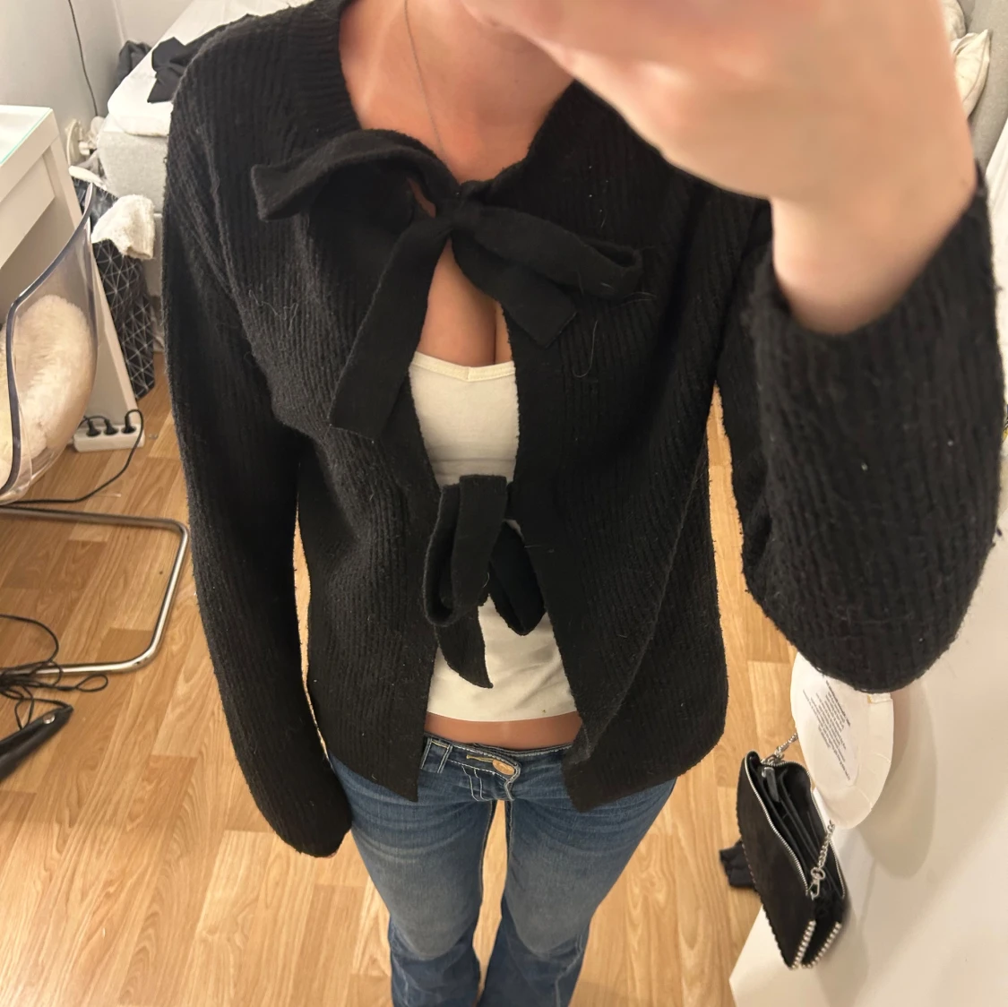 Svart stickad kofta med rosett - 1