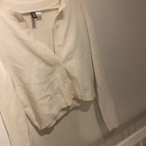 Vit stickad  kofta från H&M - Säljer en enkel vit stickad kofta från H&M. Har använt ett få antal gånger men funkar som ny. Koftan är i storlek S och tvättar den innan leverans!