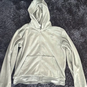 Ljusgrön zip up från juicy couture  - En fin ljusgrön zip up. Använd typ tre gånger så är knappast använd. Står 14/15 men skulle säga att den är S/XS. Skriv om man vill ha bättre bilder.