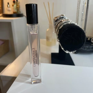 L'Impératrice parfym från Dolce & Gabbana - En elegant och feminin parfym från Dolce & Gabbana. Doften L'Impératrice är känd för sina fruktiga och blommiga toner. Perfekt att ha med i väskan tack vare sin smidiga storlek. 10ml passar perfekt nu till sommaren! 