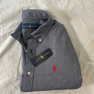Blå Ralph Lauren skjorta S - Sjukt snygg blå Ralph Lauren skjorta!🙌🏼Den är helt oanvänd i nytt skick med lappen kvar! Storlek S. Säljer för 449kr men lämna gärna ett rimligt bud!🔥