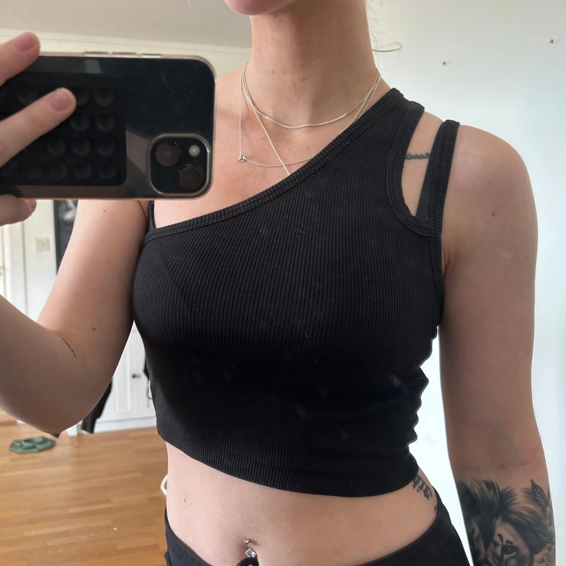 Svart oneshoulder ribbad croppad topp