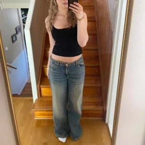 Blåa vida jeans - Gråblåa Low wide jeans från bikbok. Jeansen har fickor fram och bak och är i längden 32 och W29. Aldrig använda