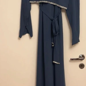 Klänning - Marinblå maxi klänning. Super fin och elegant. Aldrig använd. Har ett bälte i mitten 💙