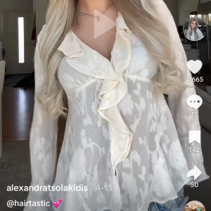 Vit/krämvit blus zara - Vit/krämvit blus från fara. Varit en favorit i garderoben länge! Passar både till vardags och fest😍☺️Använd och den är lite nopprig, men inget man stör sig på