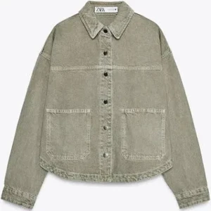 Ljusgrön overshirt jeansjacka från HM - Säljer min jeans jacka då den inte kommer till användning, den är från hm men hittade inte den på deras hemsida så tog en bild från Zara men den ser likadan ut 🥰