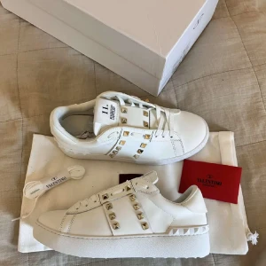 Valentino skor - Säljer vidare ett par superfina valentino skor! De är inte använda och säljer vidare då de är för små!💓🥰Allt på bilderna medföljer! Skriv för frågor🫶🏻