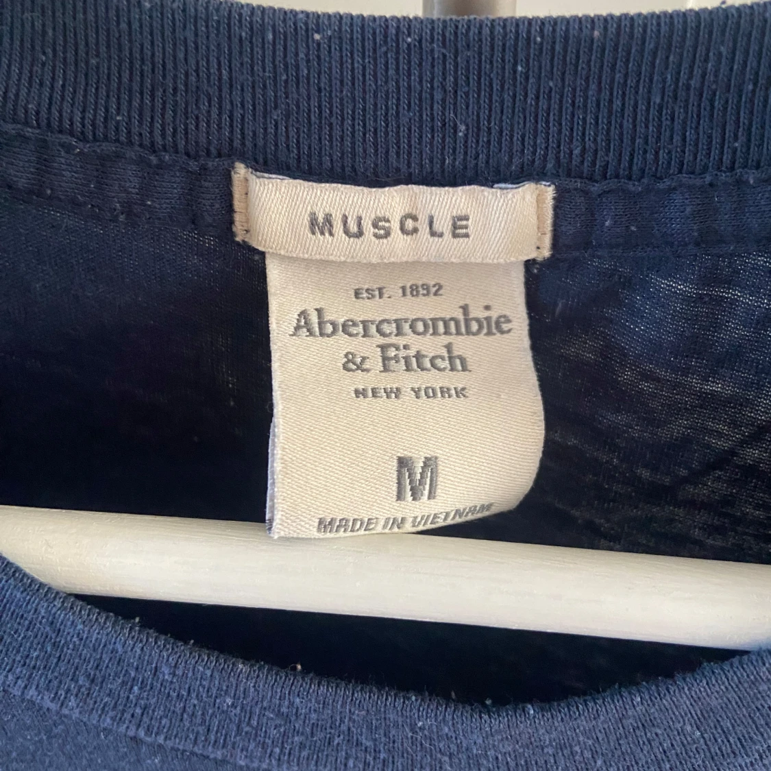 Mörkblå t-shirt från Abercrombie & Fitch - 2