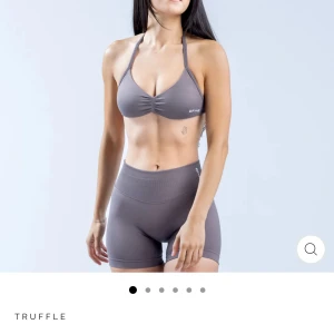 Dfyne strappy bra - En äkta dfyne sport bh som tyvärr är för liten för mig så har aldrig använts 💕 om nån vid intresse vill se äktahetsbevis skickar jag det såklart. Strl M impact dfyne strappy bra, färgen truffle