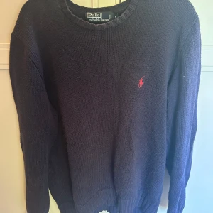 Polo Ralph Lauren tröja - Snygg Ralph Lauren tröja i storlek S. Är använd men få defekter. Skriv gärna för fler bilder och frågor.