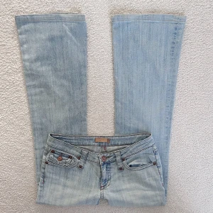 True religion liknande ljusblå lowwaist bootcut jeans  - Säljer dessa truereligion liknande lowwaist bootcut jeansen från Ginajeans i storlek W30 L32💓