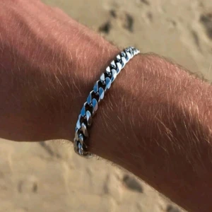 Silverfärgat kedjearmband - Snyggt armband i silverfärgad metall med klassisk kedjelänk. Passar perfekt för dig som gillar stilrena accessoarer. Justerbar längd med karbinhake.