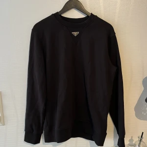 Svart sweatshirt från Prada - Säljer en svart sweatshirt från Prada. Storlek Large