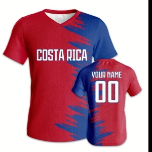Costa Rica fotbollströja - NI VÄLJER STORLEK Snygg röd fotbollströja med blå och vita detaljer samt texten 'Costa Rica' på bröstet. Tröjan har korta ärmar och ett sportigt mönster framtill. Perfekt för dig som vill visa ditt stöd för Costa Rica på matchen eller träningen.