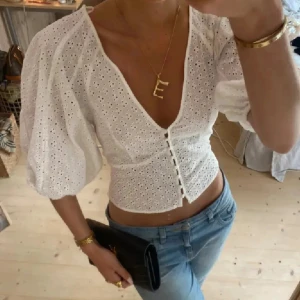 Vit broderad blus med puffärm - Superfin vit blus från hm, slutsåld 