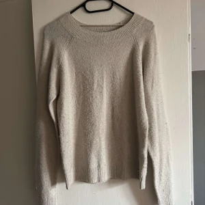 Beige stickad tröja - Mysig beige stickad tröja med rund halsringning och långa ärmar från vero moda. Använd en gång💕