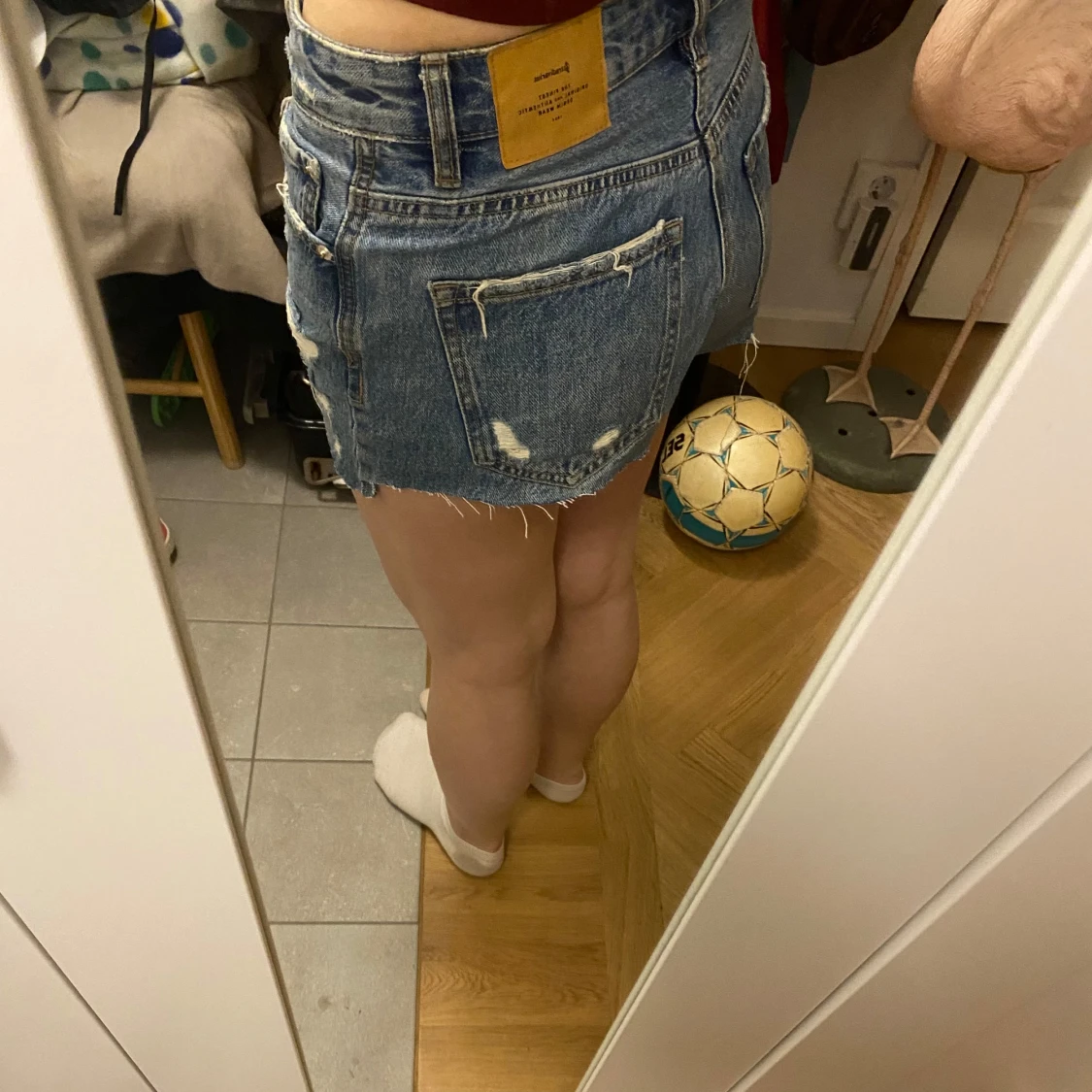 Blå jeansshorts med slitningar - 2