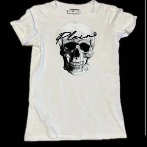 Philipp plein t-shirt - Bra kvalité, ingen slitage alls, billig. Passar till fester, jobbet, skolan eller vart som helst. Perfekt till sommaren med en snygg tröja med klass! Passar xs men även s.
