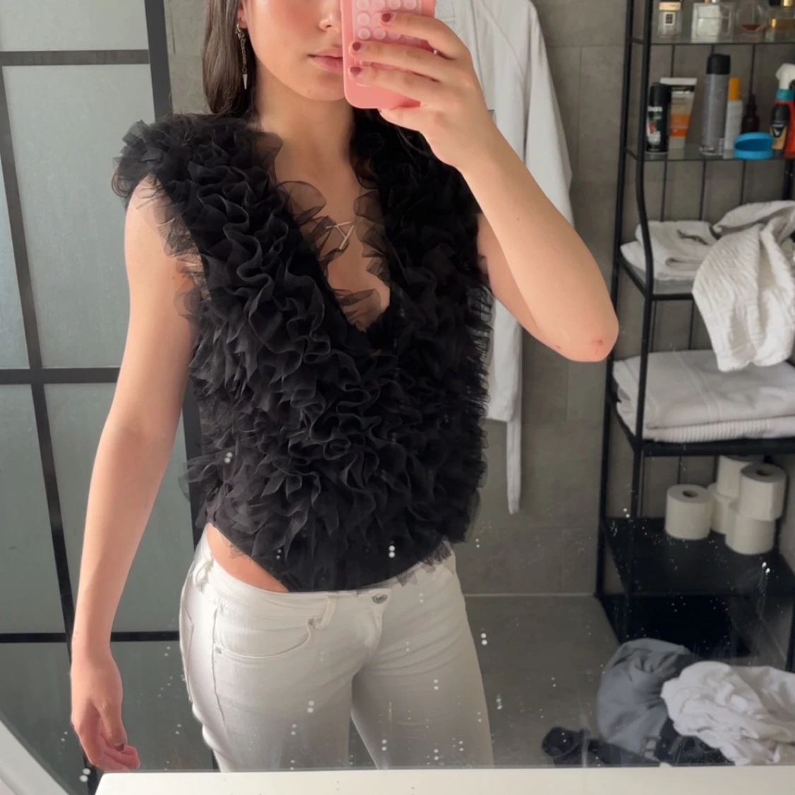 Svart volangväst med v-ringning - 2