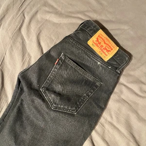 Lågmidjade Levis jeans  - Dom är i fint skick! Storlek W:30 L:32 men dom är insydda i midjan så dom passar XS-S💞350kr plus frakt!!