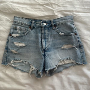 Ljusblå jeansshorts - Säljer ett par ljusblå Zara shorts. De är i fint skick och passar till väldigt mycket💕Säljer pga att de inte kommer till användning längre💖