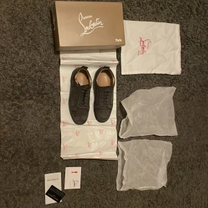 Grå Christian Louboutin - Säljer ett par gråa loubs från Christian Louboutin med klassisk röd sula. Skorna har snörning och är tillverkade i mocka. Kommer med originalkartong, dustbags och äkthetskort. Perfekta för dig som vill ha något exklusivt och stilrent. Dem är väldigt använda därav priset men dem är dock äkta!🗣️🎉