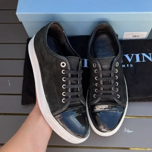 Lanvin - Säljer dessa sjukt feta lanvins! Uk7 . Glansig tå. Skick 8/10. Defekter? Lite heeldrag. Vad ingår box och dustbag! Hör av dig vid minsta fundering🤩