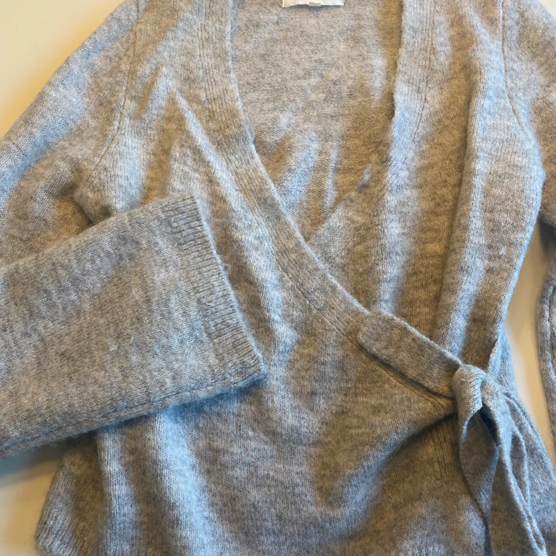 Grå omlottkofta i ullblandning från Gina Tricot