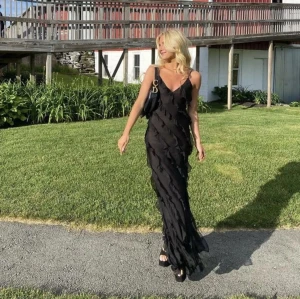 Svart volangklänning  - Perfket till balen, beställde från NAKD men han inte lämna tbax. Stl 40 men sitter som en 38 (har normalt 36/38 i kläder) Den har justerbara band  PRIS KAN DISKUTERAS 