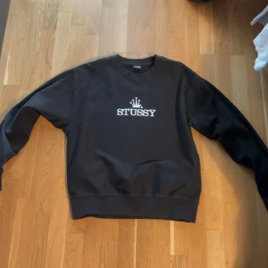 Svart sweatshirt från Stussy - Säljer en Svart tröja från Stussy.                                   Tröjan är som ny men använd ett fåtal gånger           Ny pris 1800kr